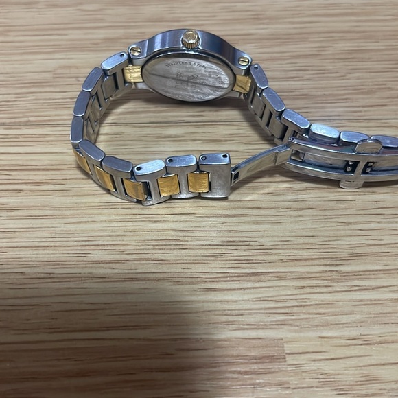 GUCCI SILVER AND GOLD WATCH - Picture 4 of 6